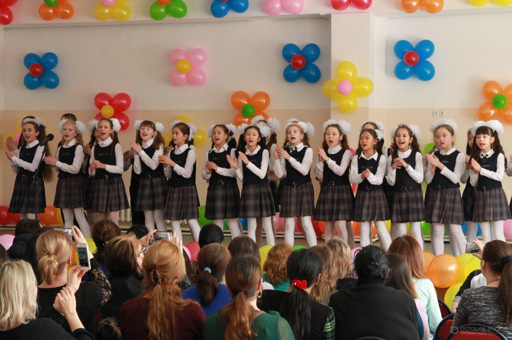 Школьный праздник "8 марта", начальная школа