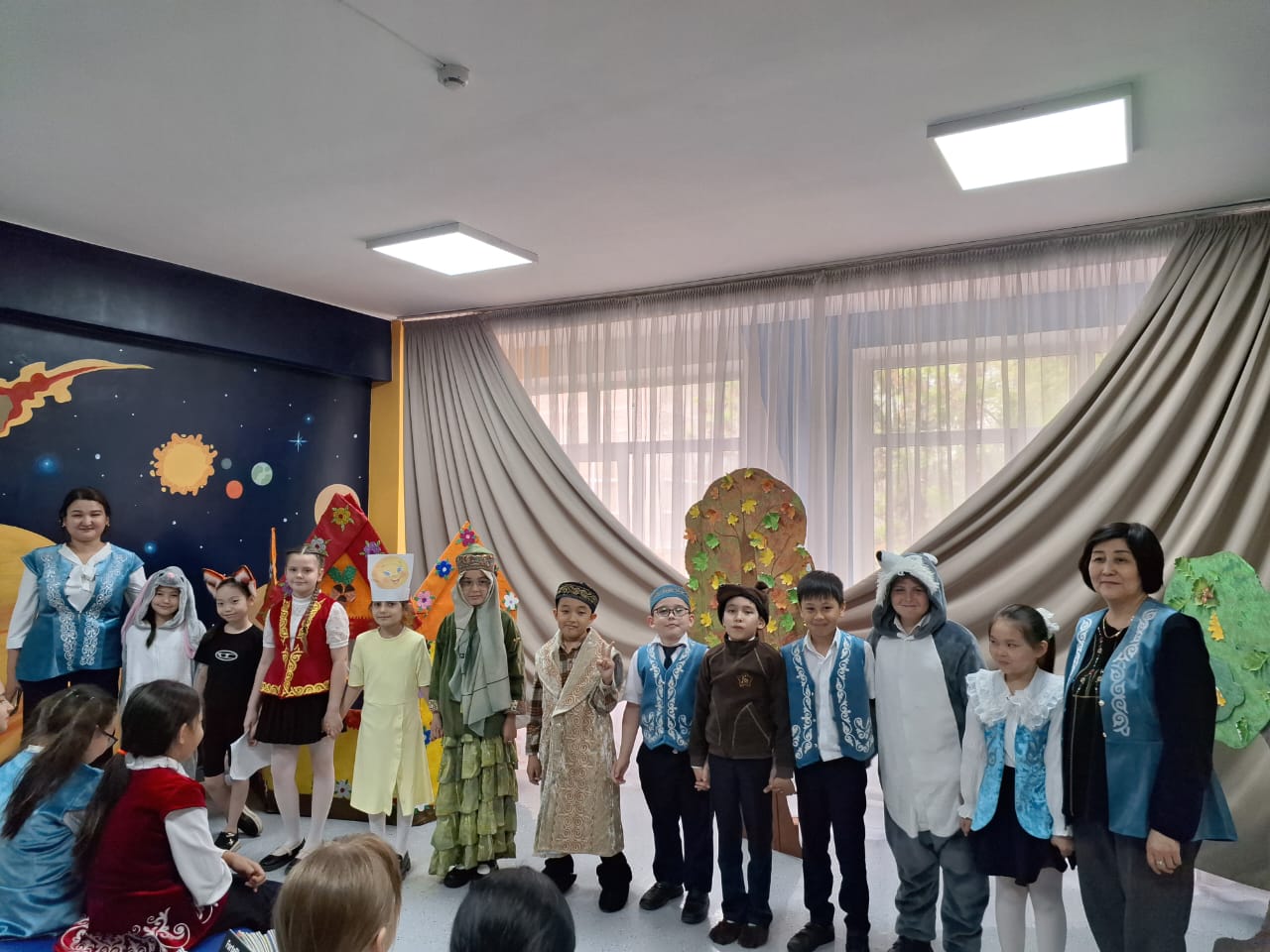 Каждую пятницу в нашей гимназии царит особая атмосфера — мы проводим День национального языка и национальной одежды.