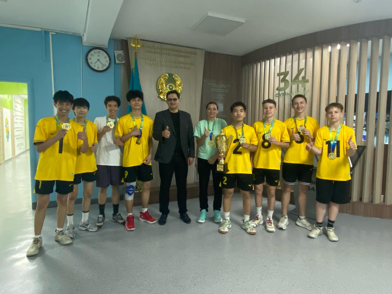 Ученики гимназии №34 достойно выступили на городском этапе Школьной лиги по волейболу среди мальчиков 7–8 классов и заняли 1 место! Поздравляем ребят с заслуженной победой, отмечаем их настойчивость, сплочённость и высокий уровень подготовки.