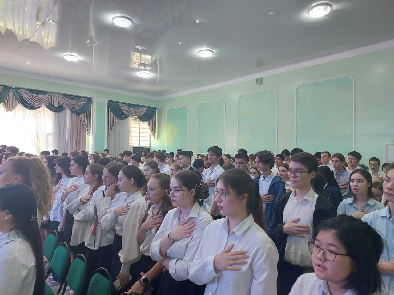 Школьный театр подготовил литературно музыкальную постановку, «И всё о той весне …», посвященный 80-летию Великой Победы. Спектакли были показаны для 1-2 смен КГУ «Гимназия №34»